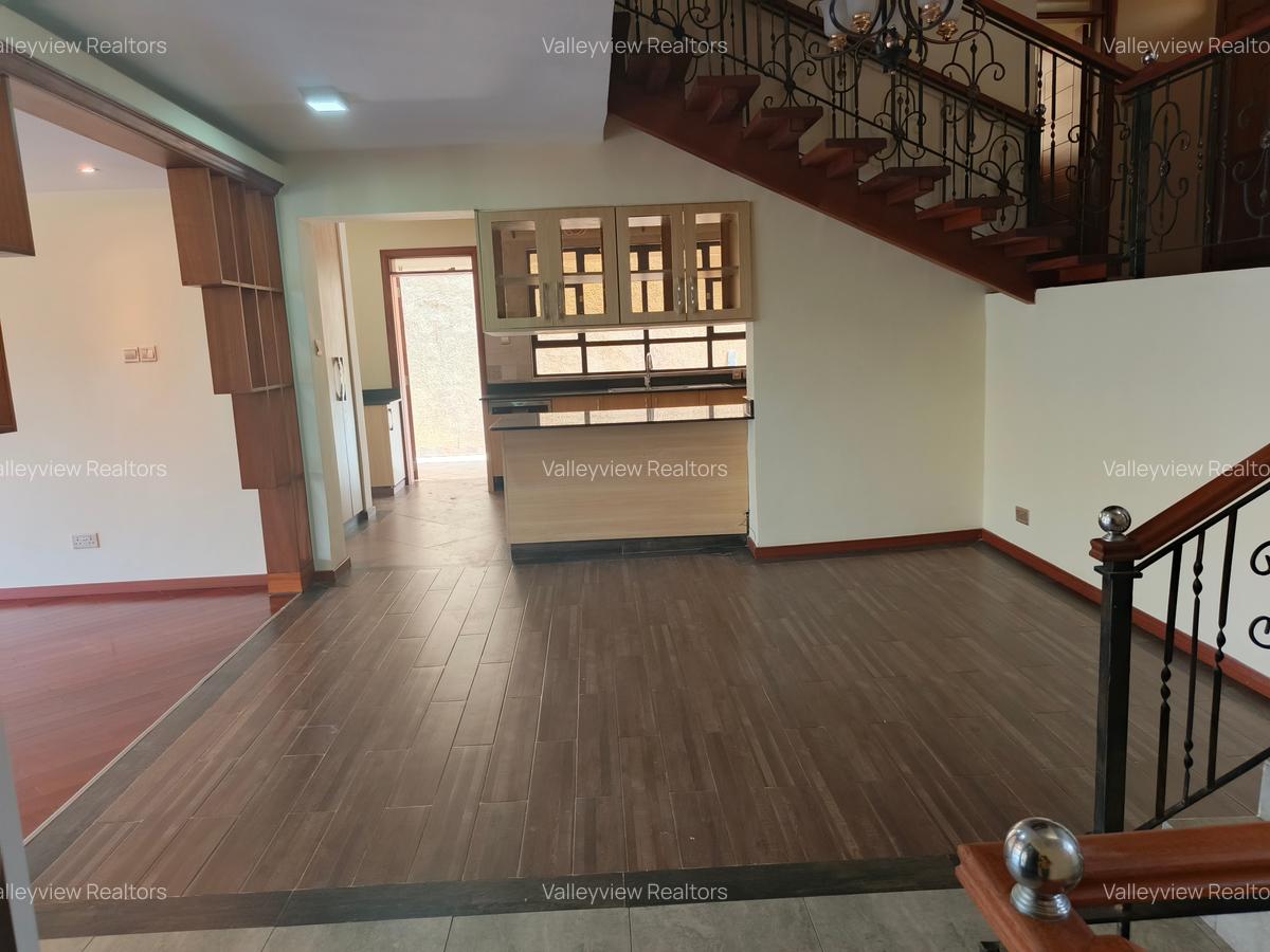 5 Bed Townhouse with En Suite at Lavington - 7