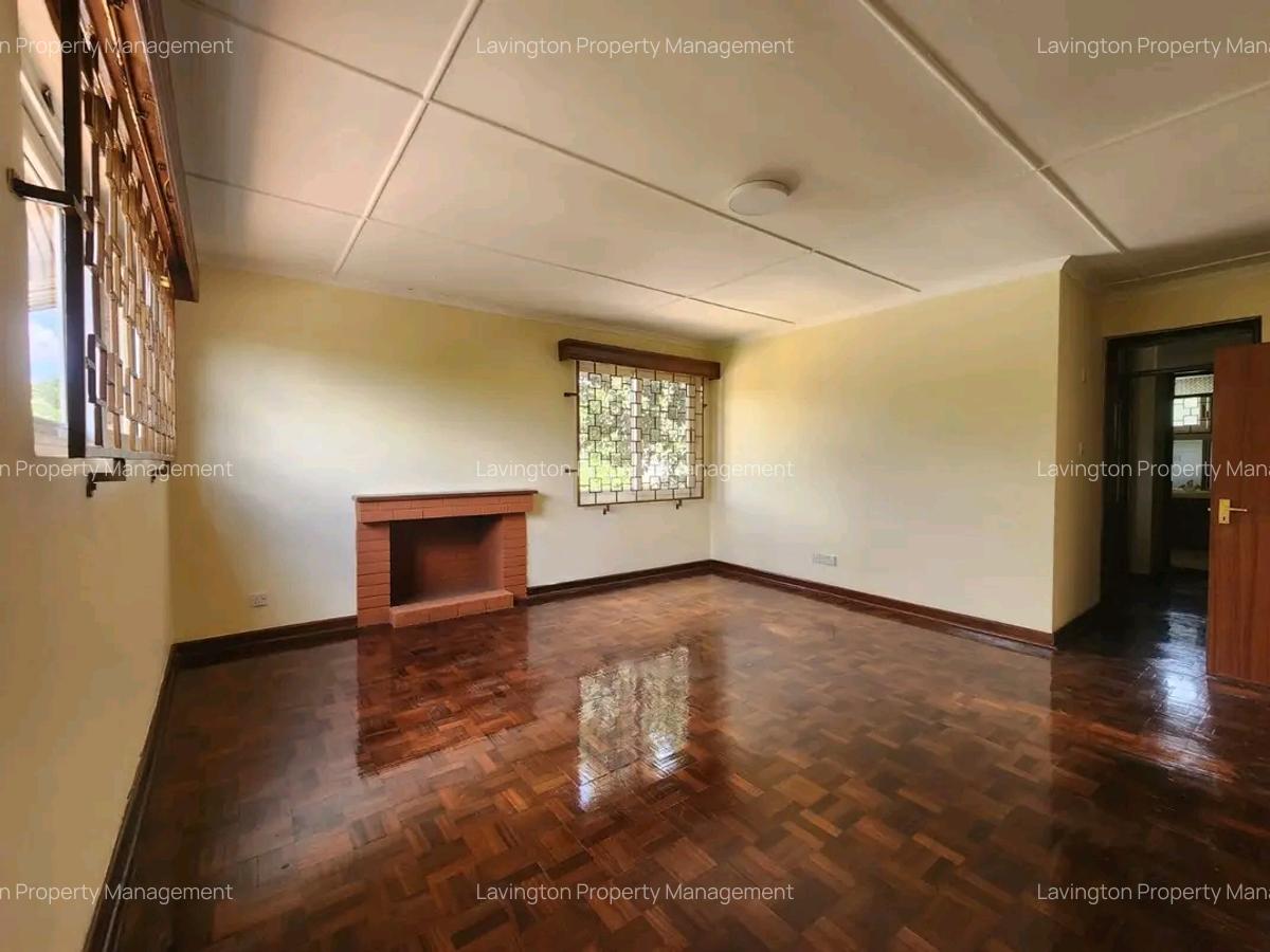 5 Bed House with En Suite at Lavington Green - 2