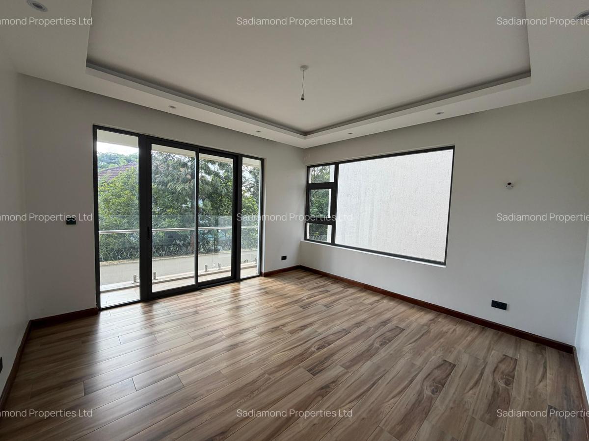 6 Bed Villa with En Suite in Lavington - 2