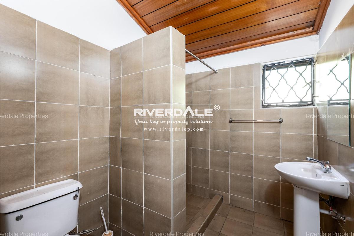 5 Bed House with En Suite in Runda - 10