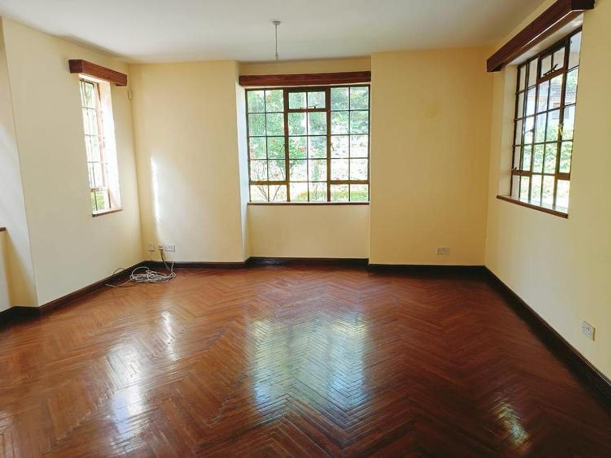 5 Bed Townhouse with En Suite at Lavington - 20