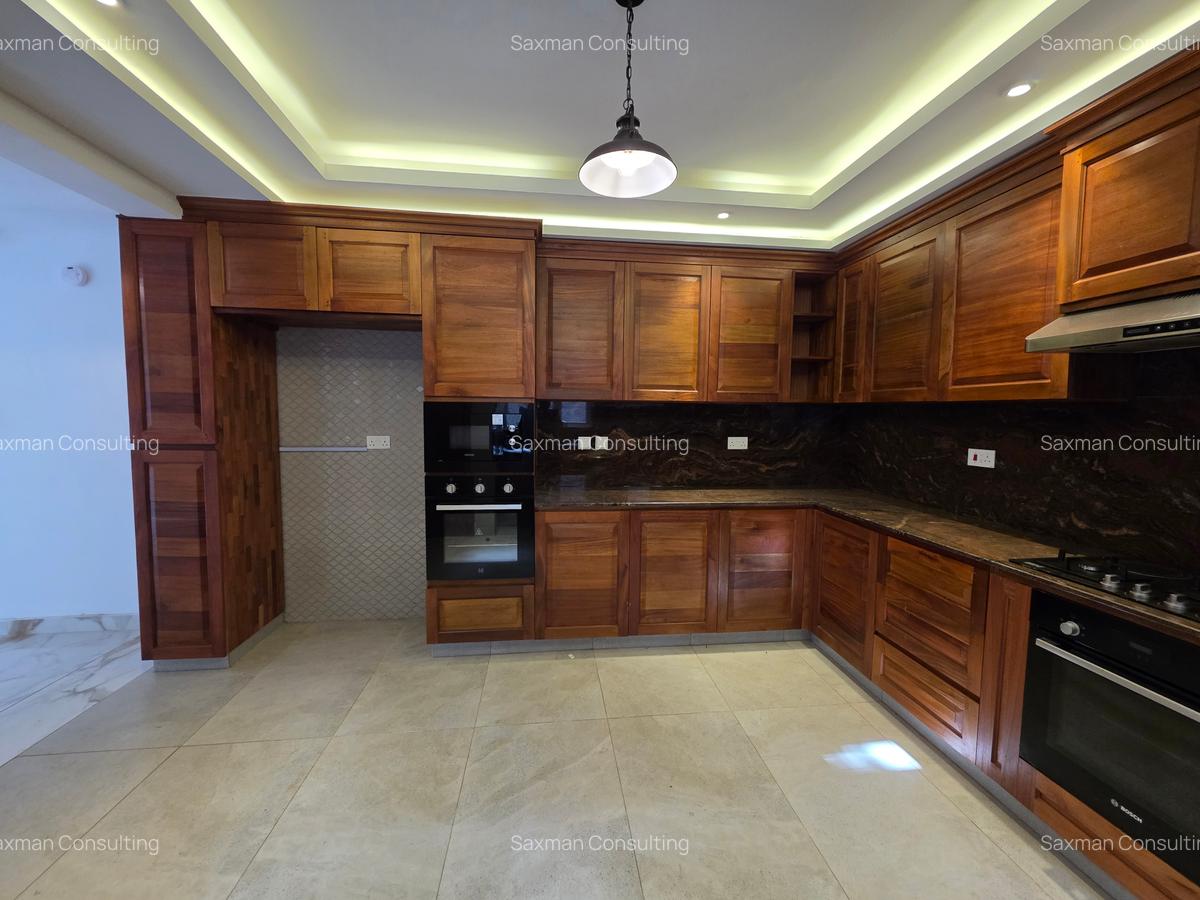 5 Bed Townhouse with En Suite in Lavington - 18
