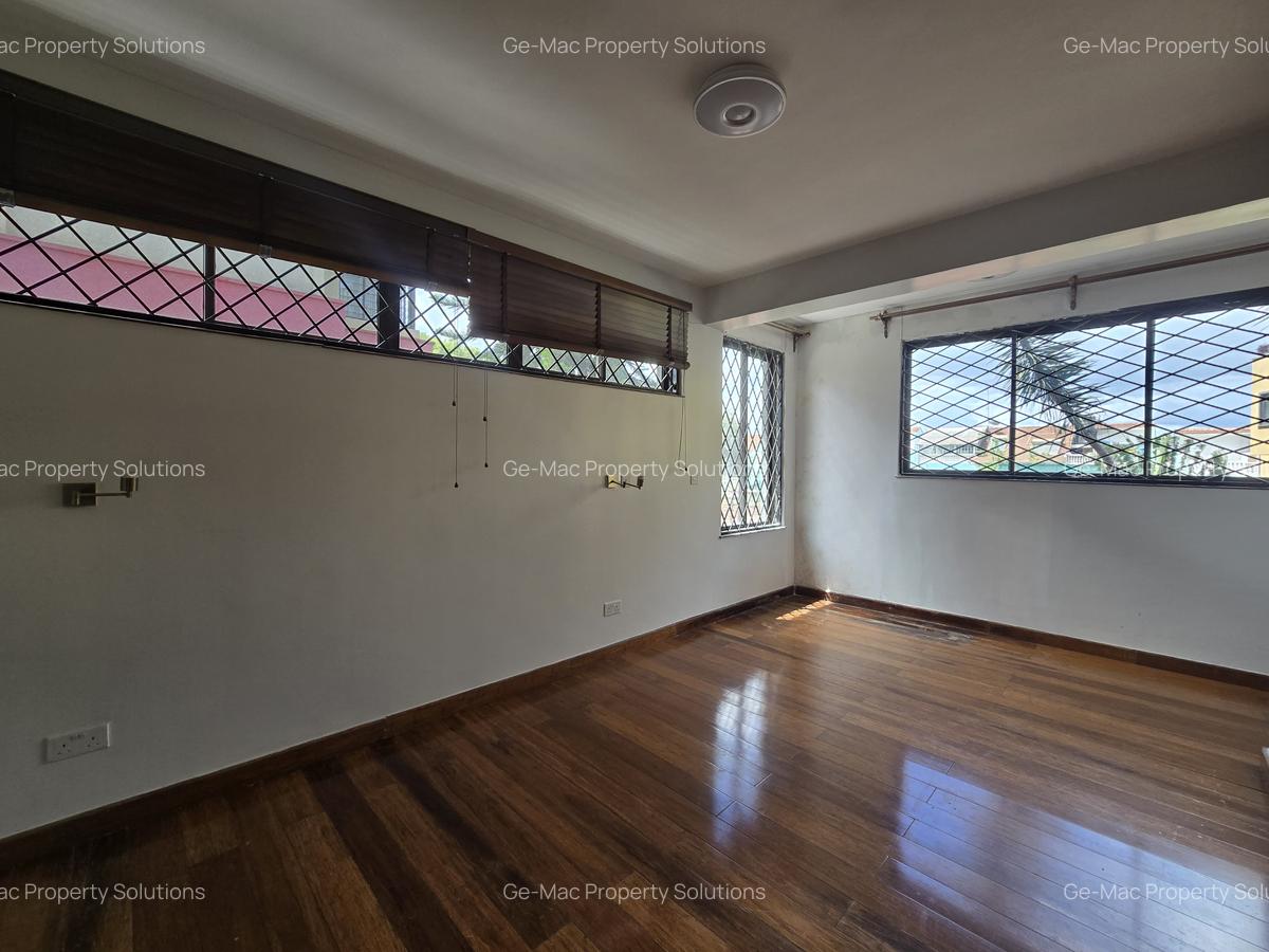 5 Bed House with En Suite in Lavington - 8