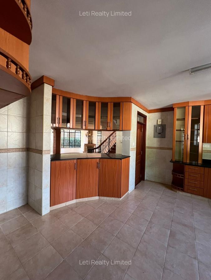 5 Bed Townhouse with En Suite in Lavington - 12