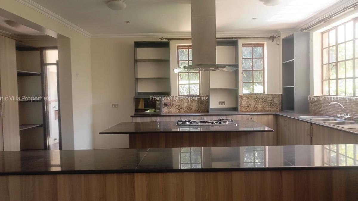 4 Bed Villa with En Suite at Rosslyn Lone Tree - 9