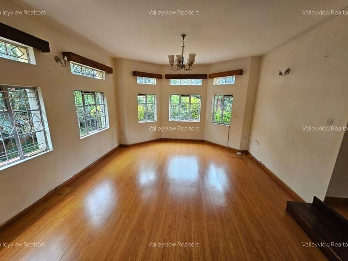 5 Bed Townhouse with En Suite at Lavington - 8