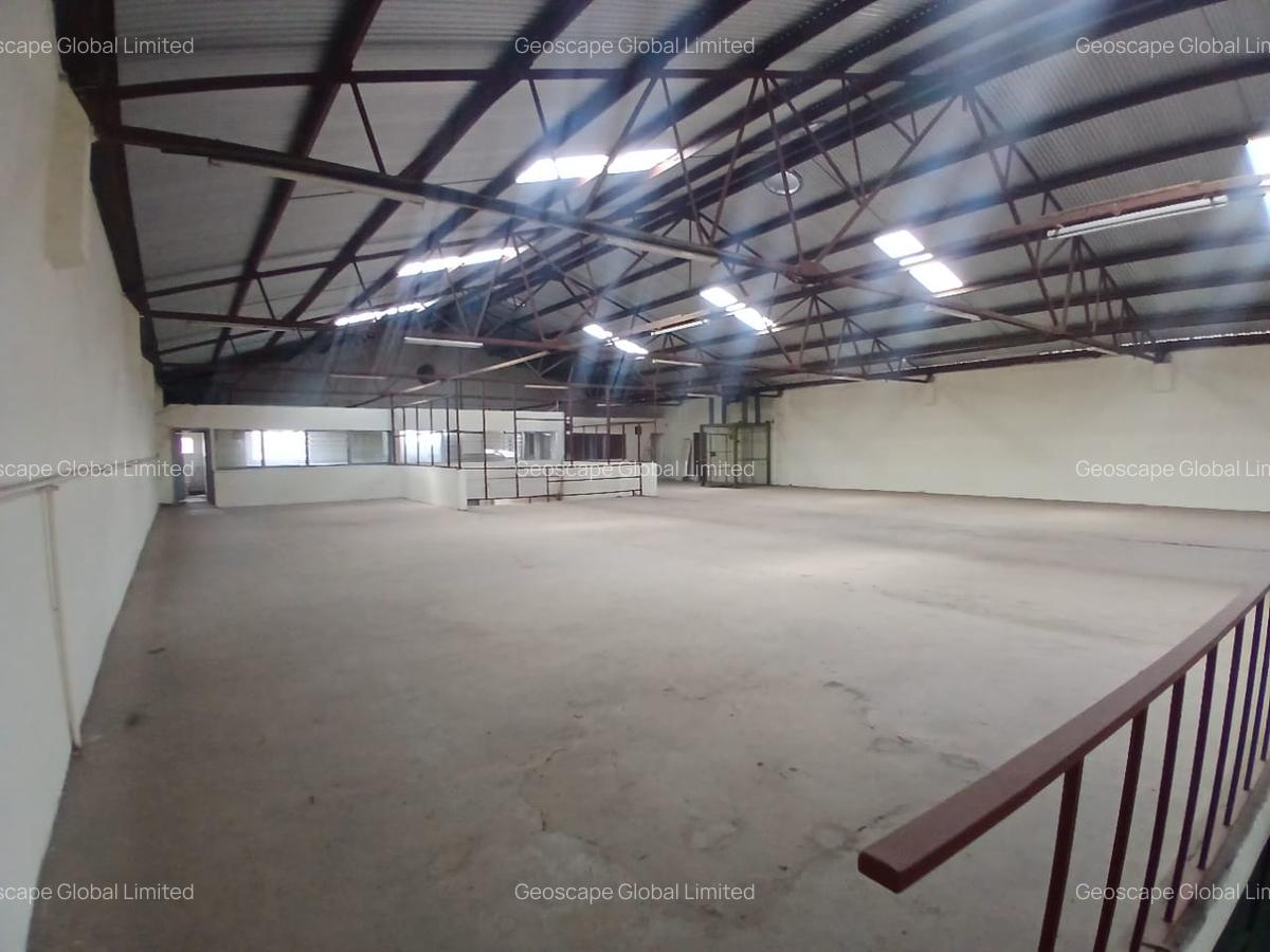 28,000 ft² Warehouse with Parking in Industrial Area - 3