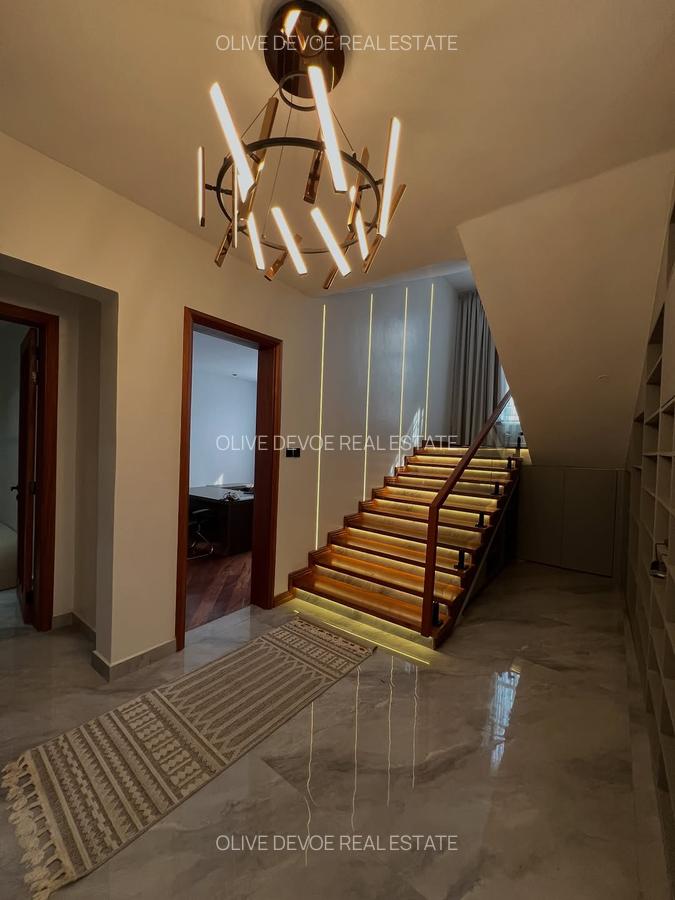 5 Bed House with En Suite in Runda - 14