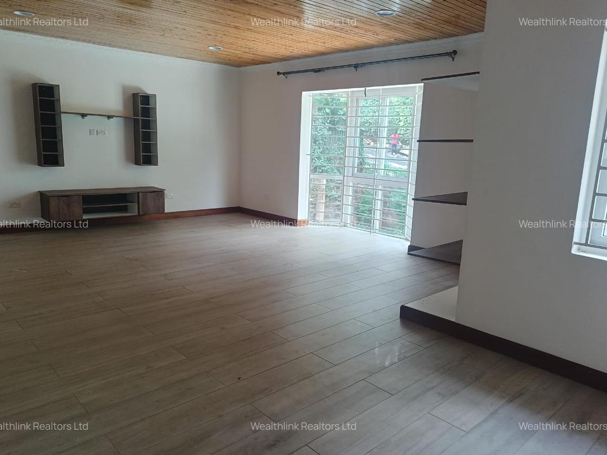 5 Bed Townhouse with En Suite at Lonetree - 16