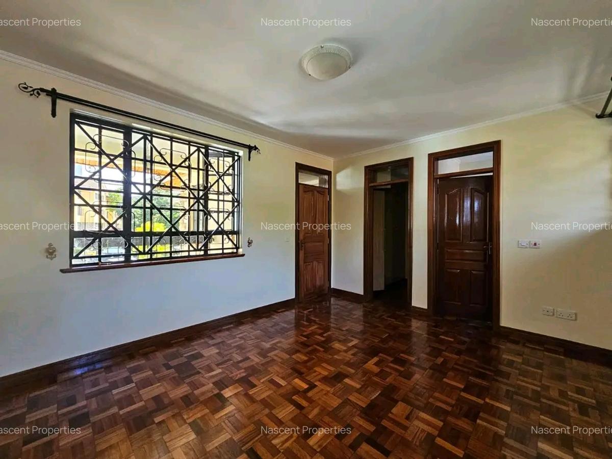 5 Bed House with En Suite in Lavington - 4