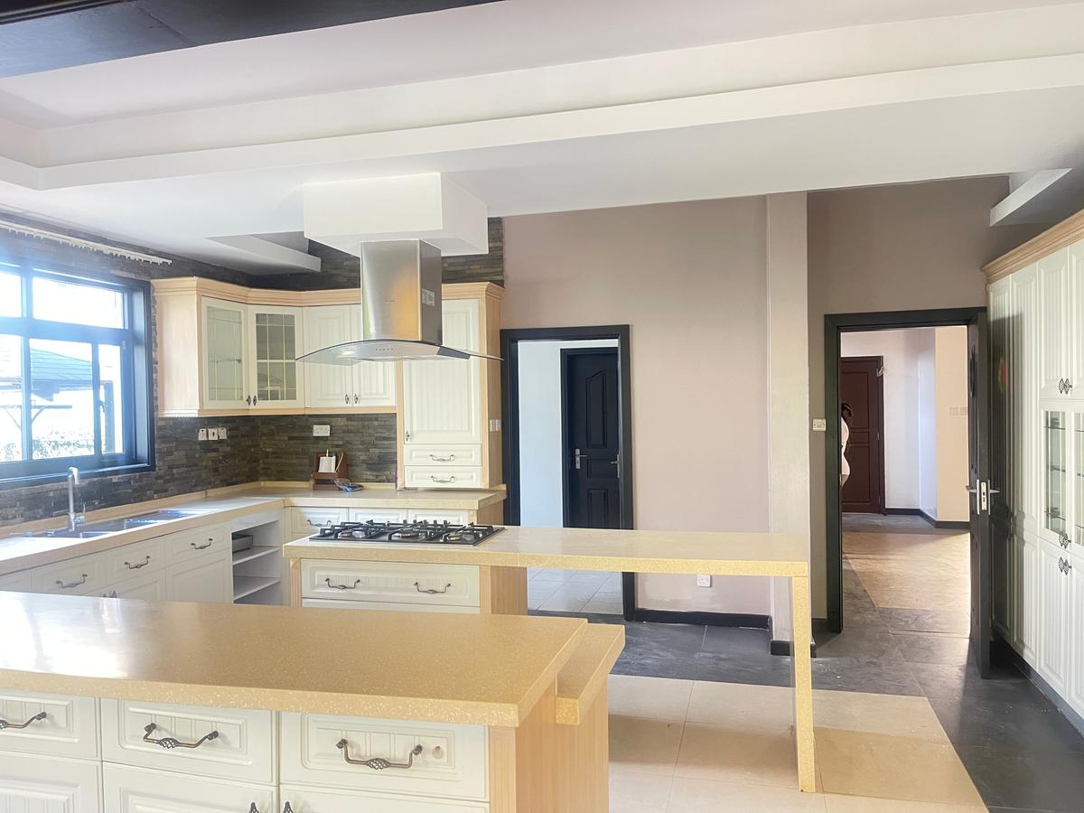 5 Bed Townhouse with En Suite in Lavington - 6