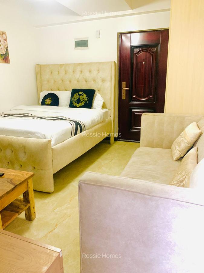 Serviced Studio Apartment with En Suite at Dennis Pritt - 3