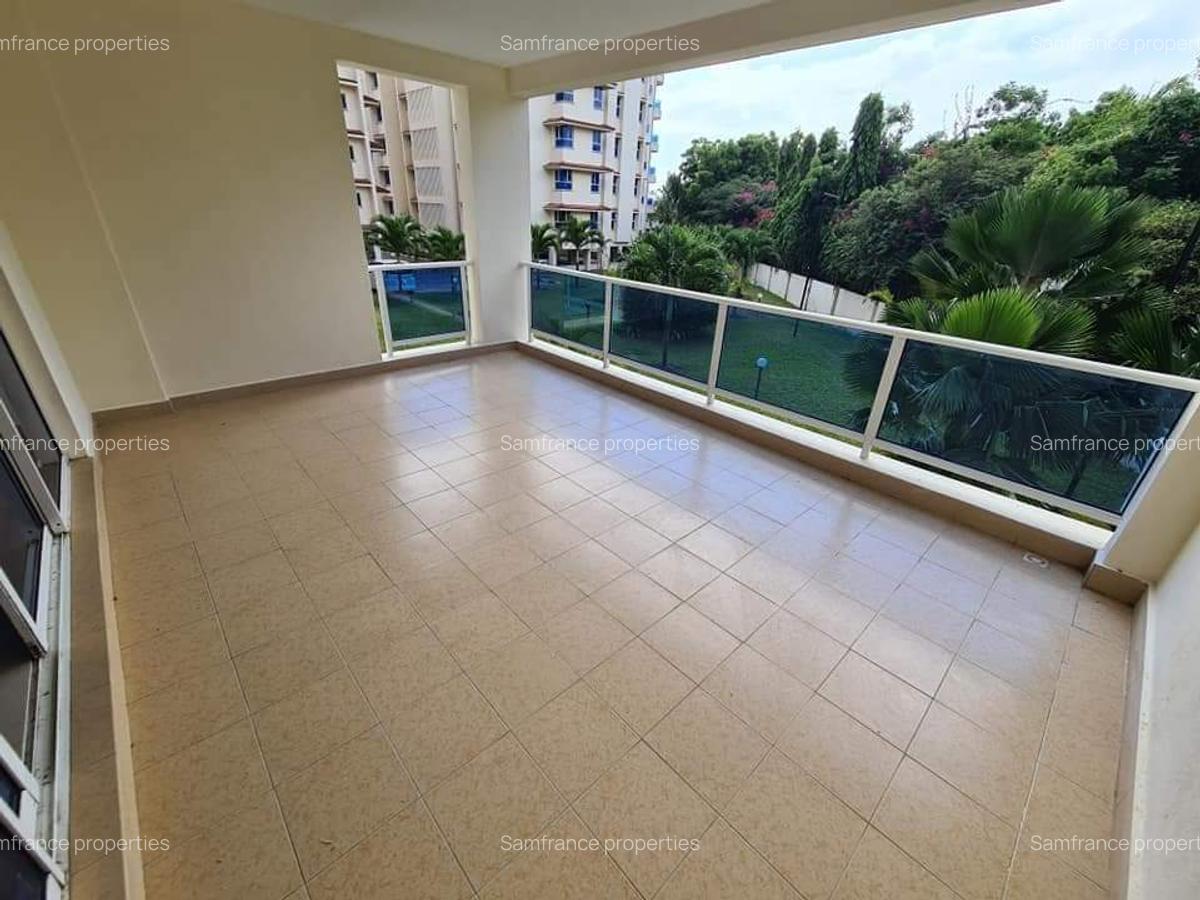 Serviced 4 Bed Apartment with En Suite at Links Road - 10