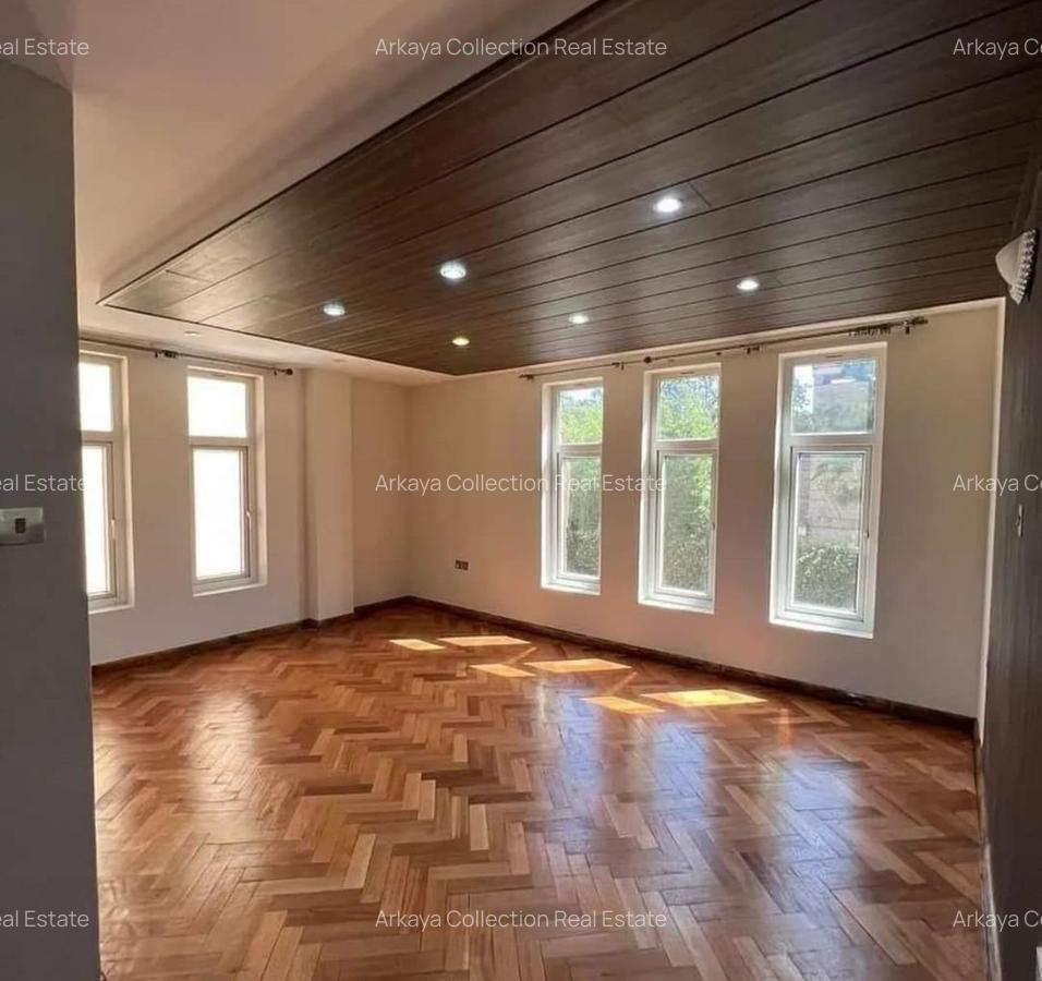 5 Bed Townhouse with En Suite in Lavington - 6