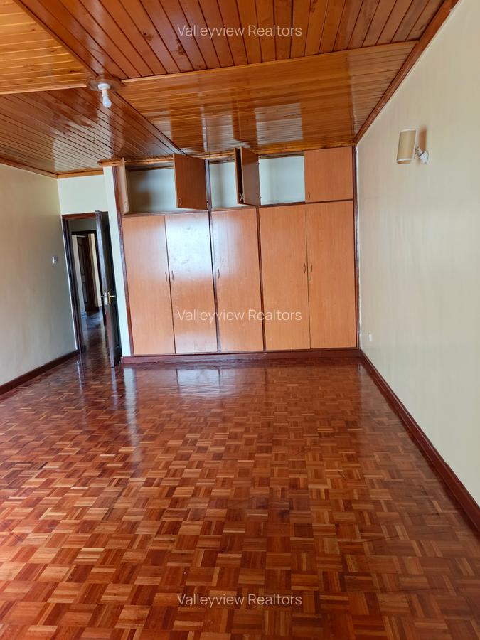 5 Bed Townhouse with En Suite at Lavington - 11