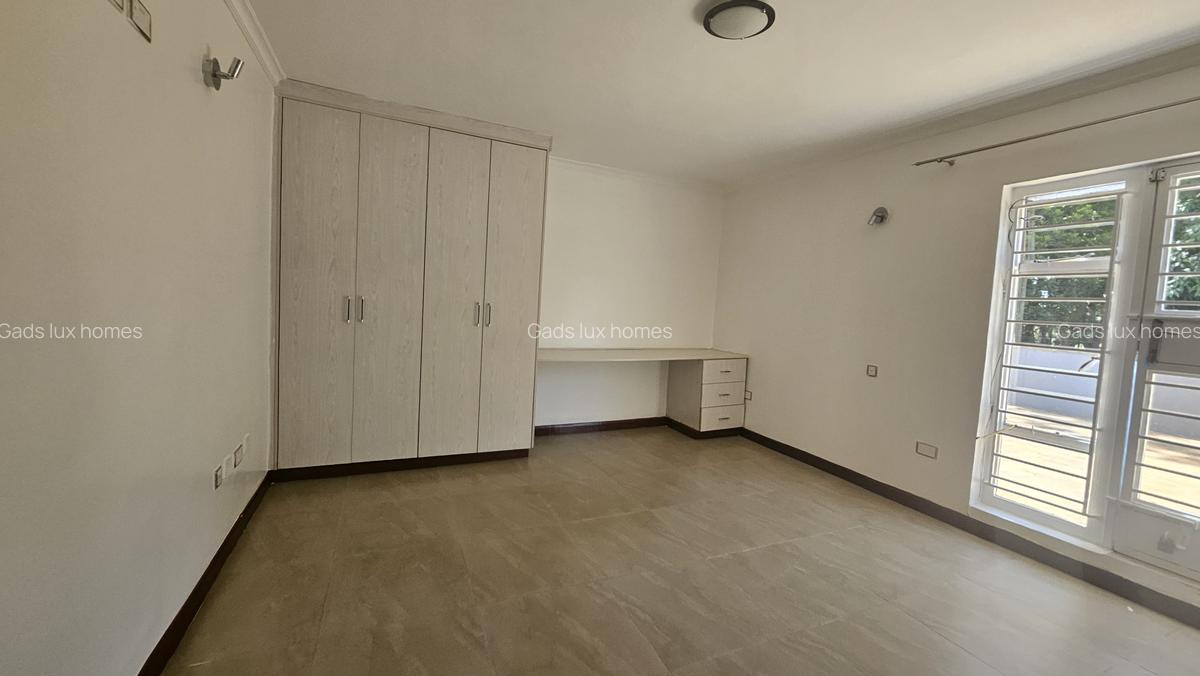 5 Bed Townhouse with En Suite at Runda - 6