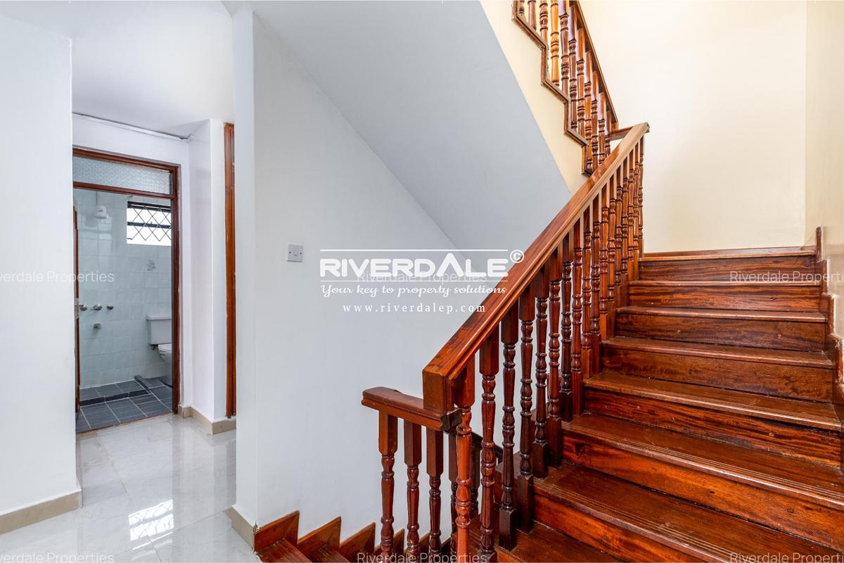 5 Bed Townhouse with En Suite in Lavington - 6