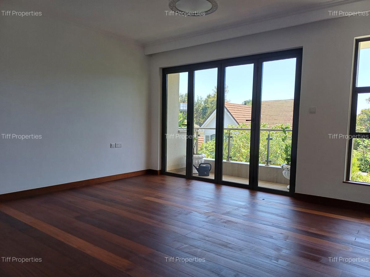 4 Bed Apartment with En Suite in Rosslyn - 13