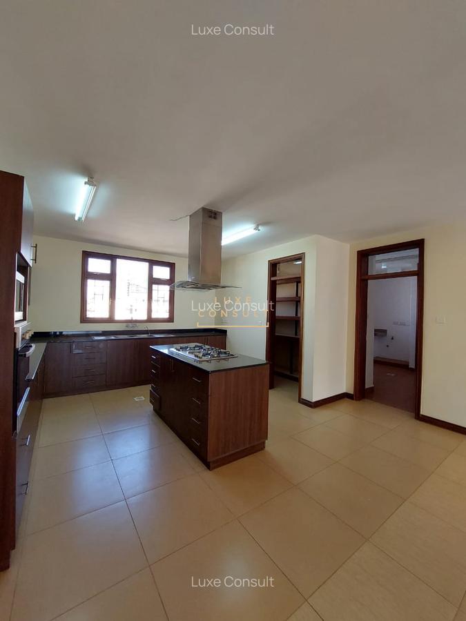 3 Bed Apartment with Swimming Pool in Riverside - 5