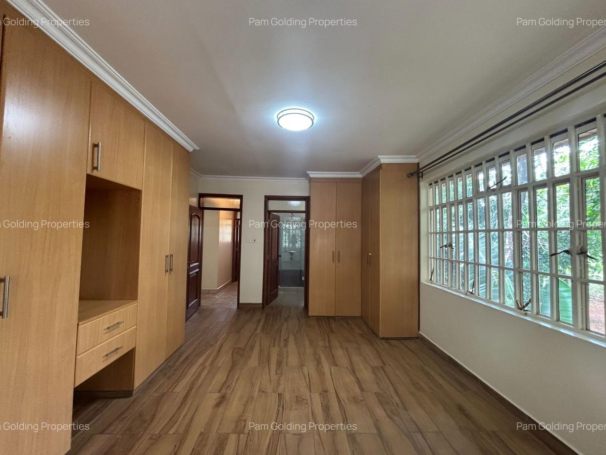 4 Bed House with En Suite in Rosslyn - 12