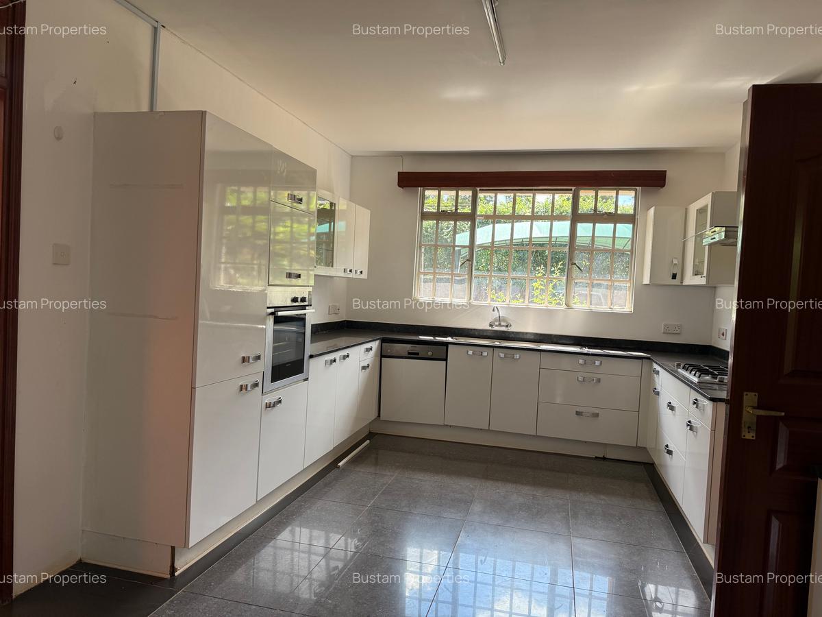 4 Bed Villa with En Suite in Rosslyn - 9