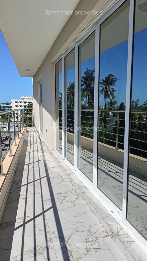 Serviced 4 Bed Apartment with En Suite at Beach Road - 12