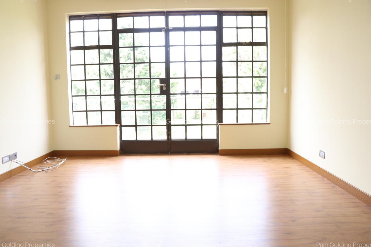 5 Bed Villa with En Suite in Runda - 4