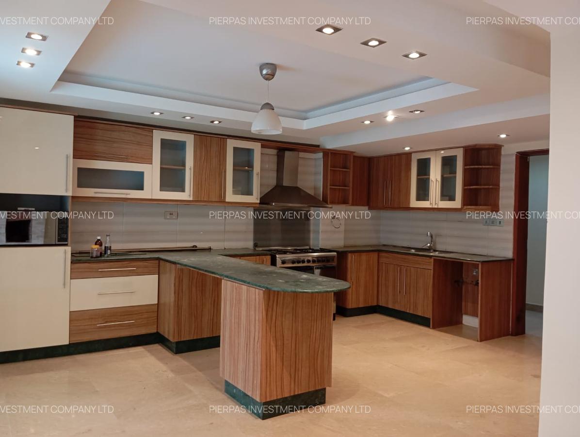 5 Bed Townhouse with En Suite in Lavington - 4