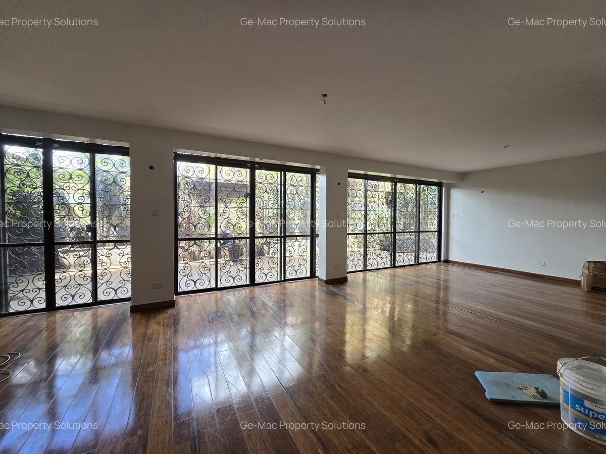 5 Bed House with En Suite in Lavington - 3