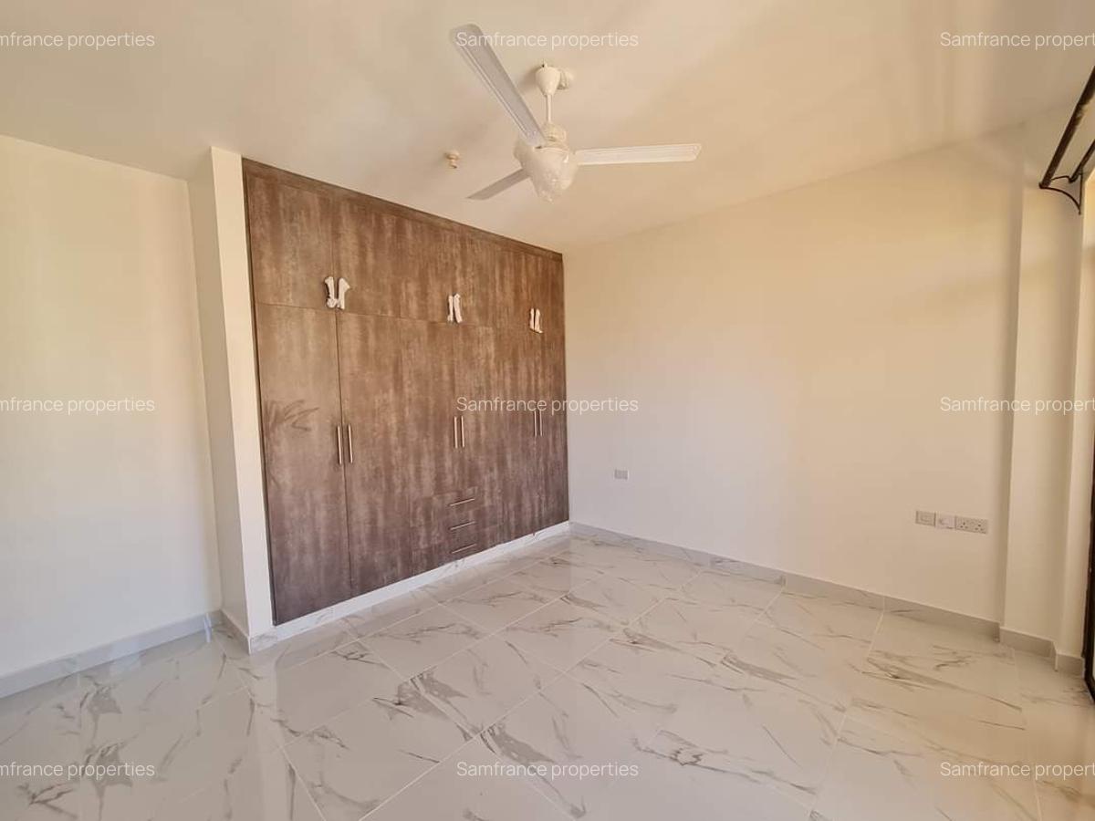 Serviced 3 Bed Apartment with En Suite at Links Road - 14