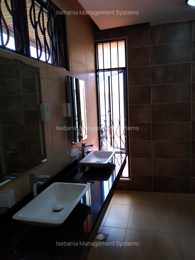 5 Bed House with En Suite at Glory Road - 12