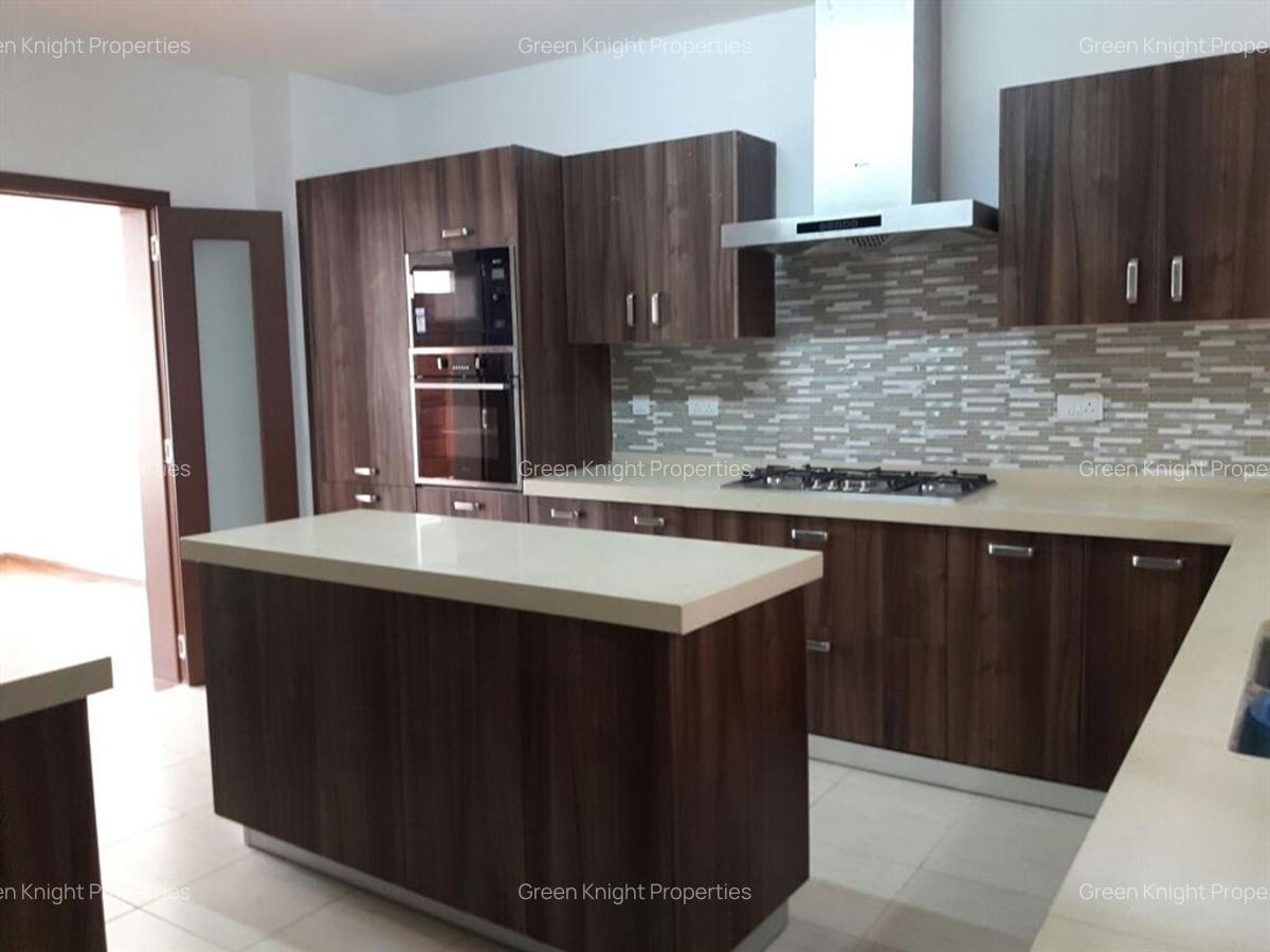 5 Bed House with En Suite in Lavington - 2