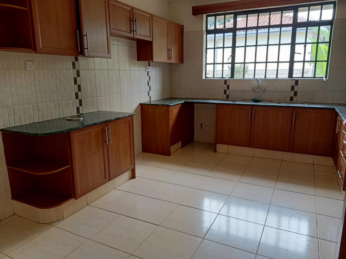 4 Bed House with Swimming Pool at Rosslyn - 3