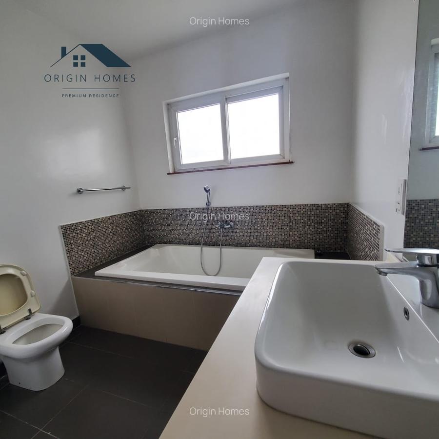3 Bed Apartment with En Suite at Lavington - 12