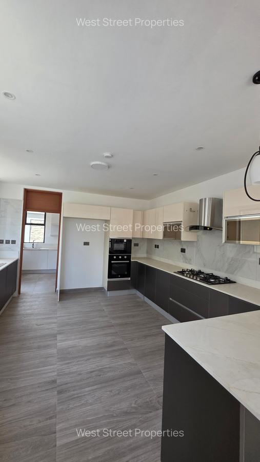 5 Bed Villa with En Suite at Lavington - 2