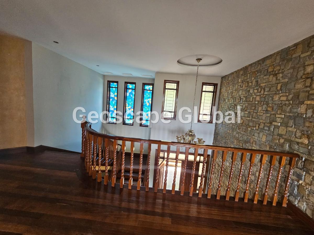 5 Bed House with En Suite in Runda - 9