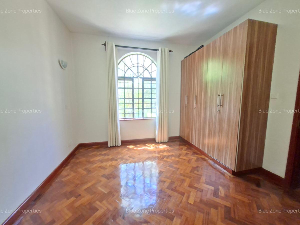 5 Bed Townhouse with En Suite at Close To Isk - 19