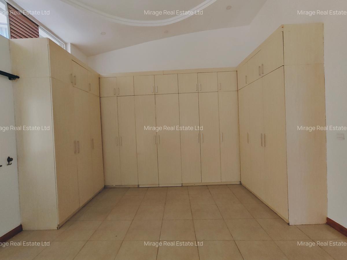 4 Bed Villa with En Suite in Riverside - 12