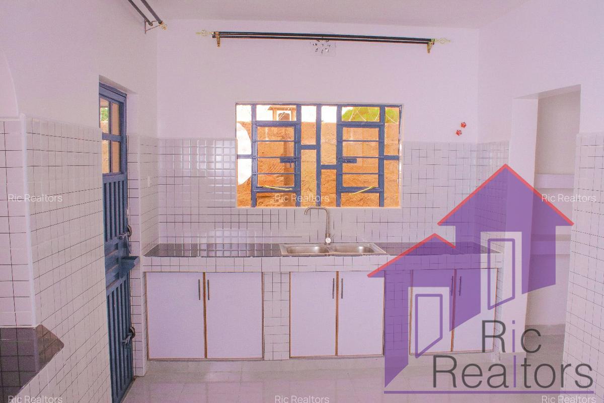 3 Bed House with En Suite at Aacia Road - 11