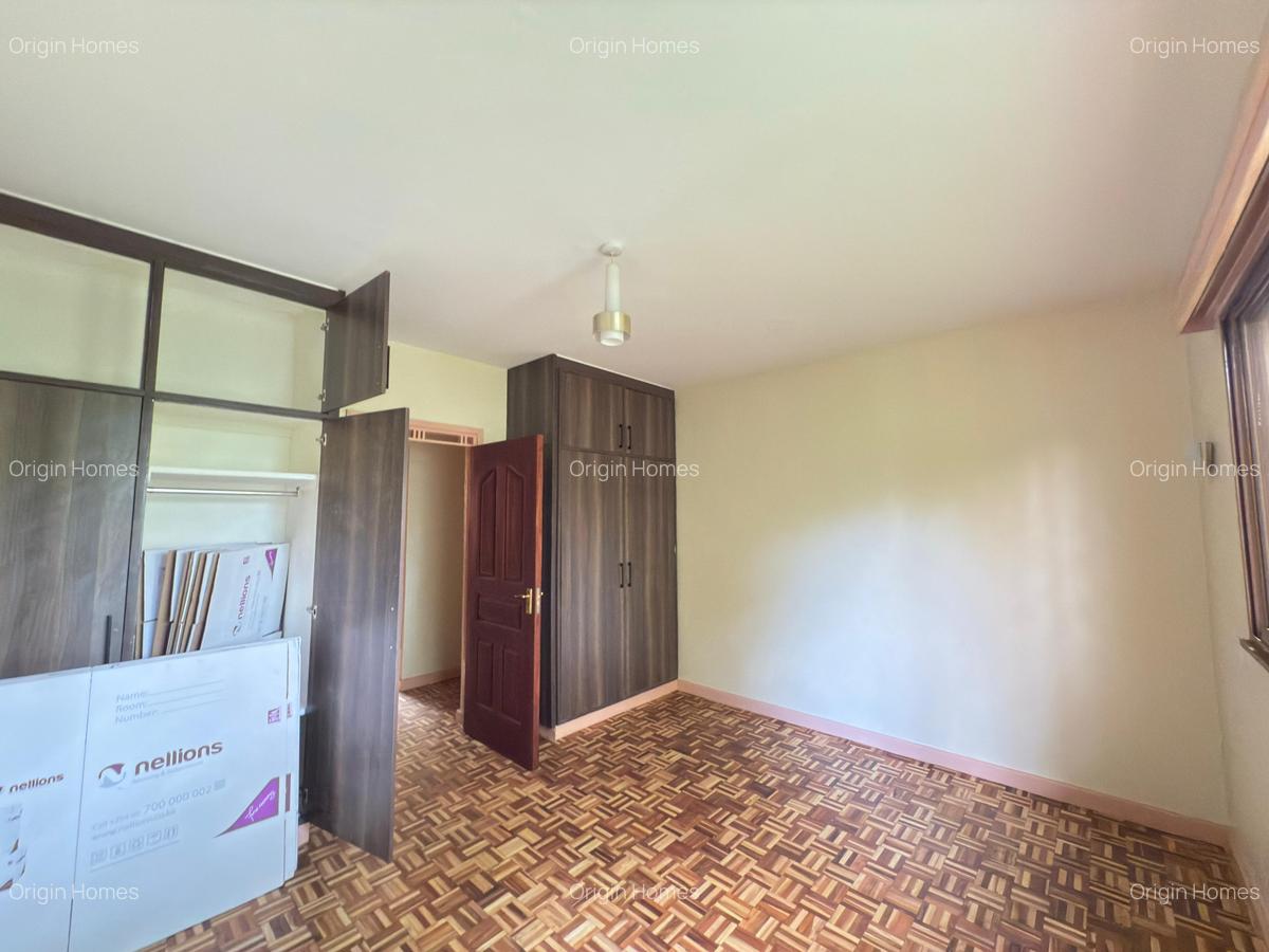 4 Bed House with En Suite at Lavington - 11