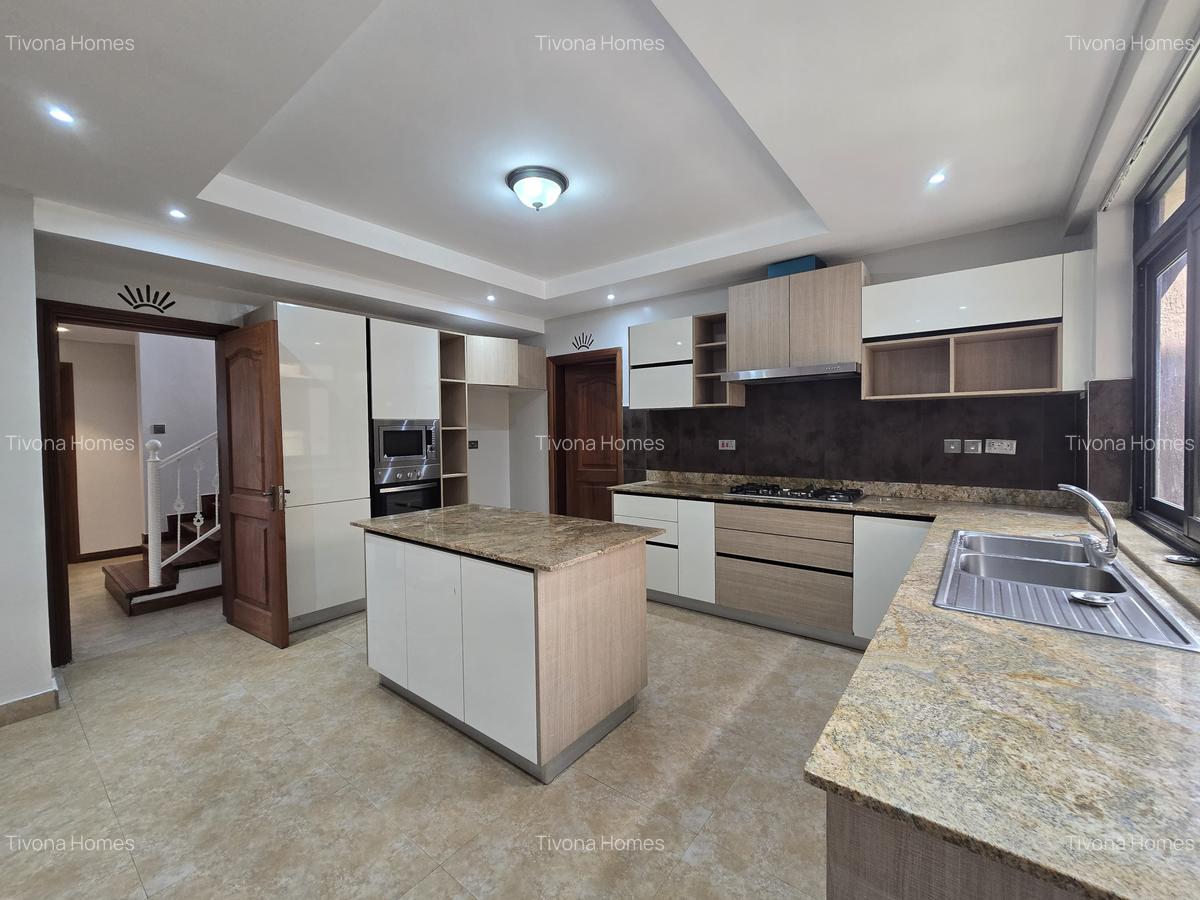 4 Bed Apartment with Swimming Pool in Riverside - 6