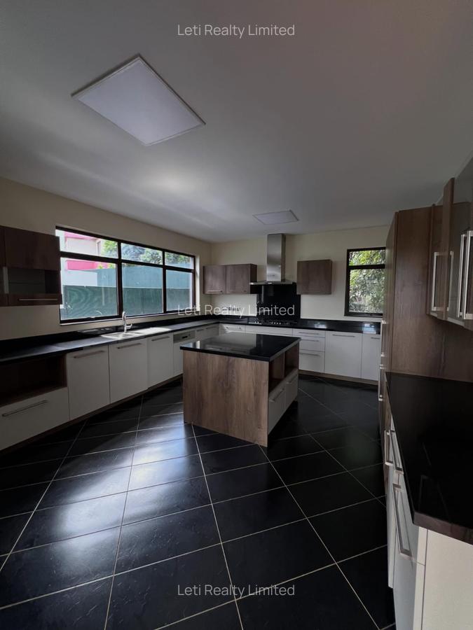 5 Bed Townhouse with En Suite in Lavington - 4