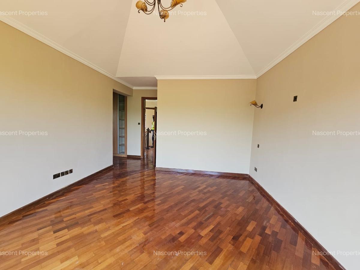 4 Bed Villa with En Suite in Ridgeways - 14