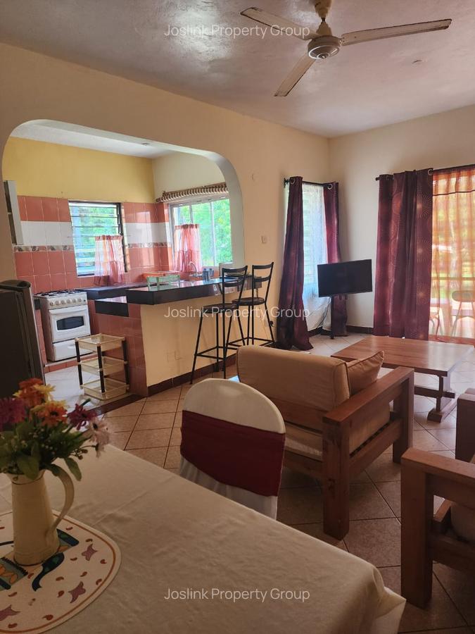 Serviced 10 Bed Apartment with En Suite at Greenwood Drive - 15