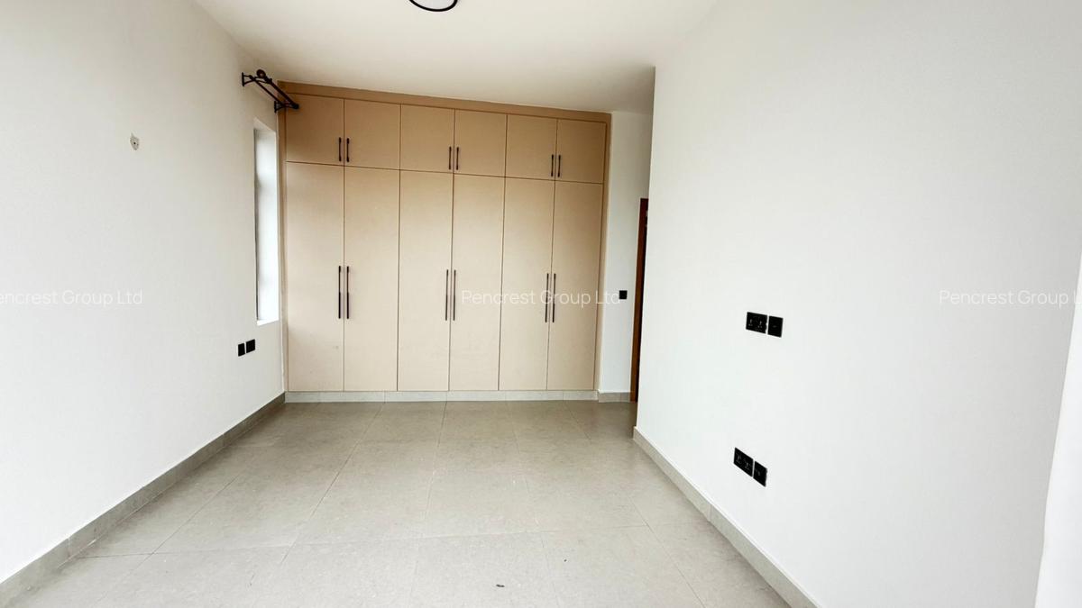 3 Bed Apartment with En Suite at Brookside - 11