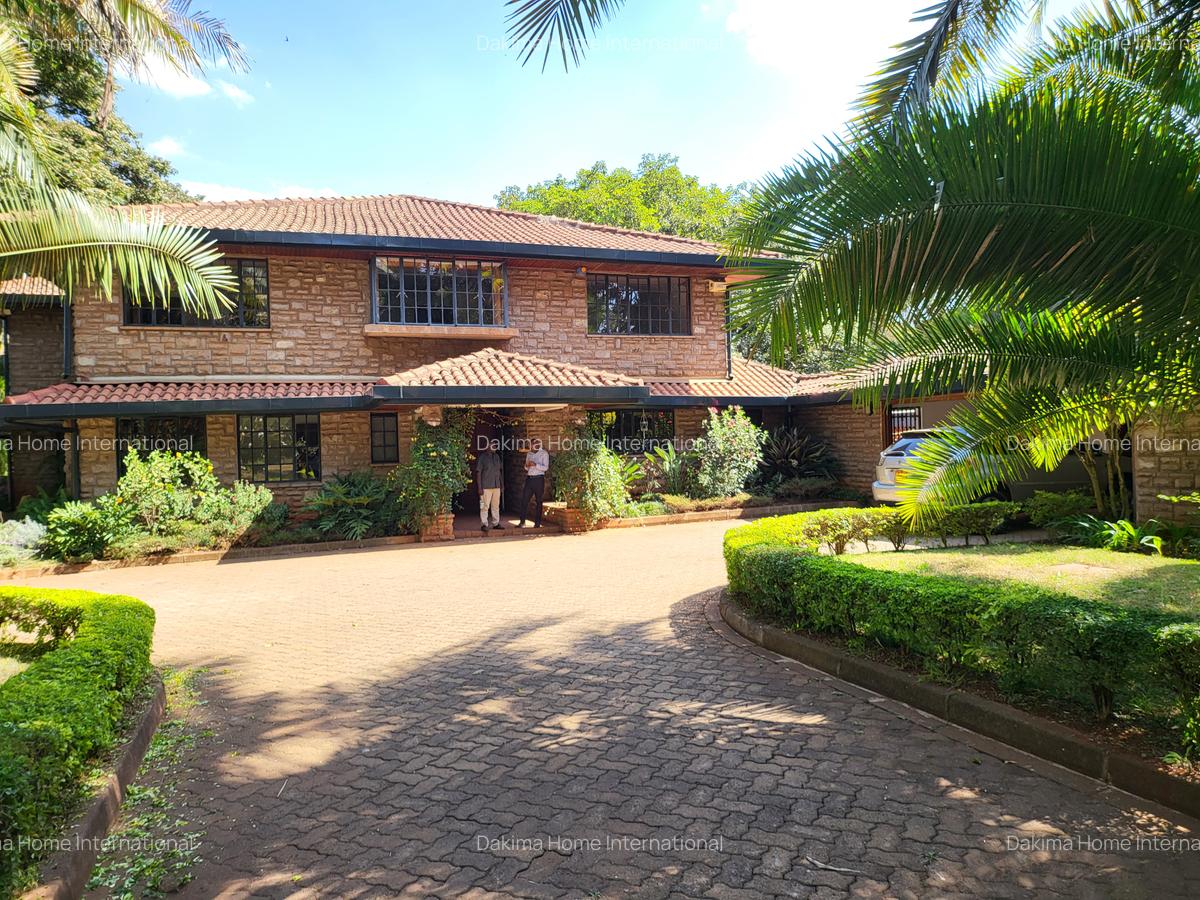 5 Bed House with En Suite in Runda - 1