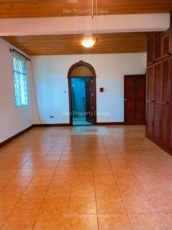 5 Bed Villa with En Suite in Rosslyn - 13