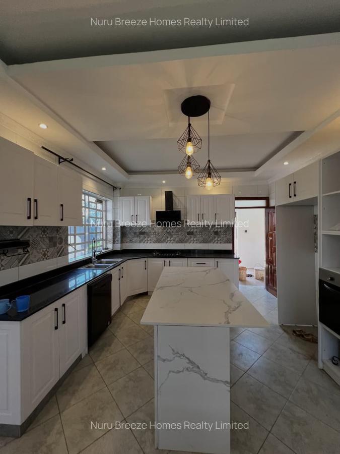 6 Bed House with En Suite in Runda - 3