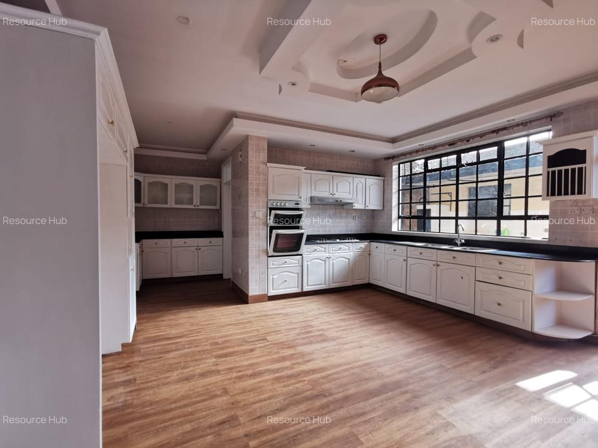 4 Bed House with En Suite at Mountain View - 7