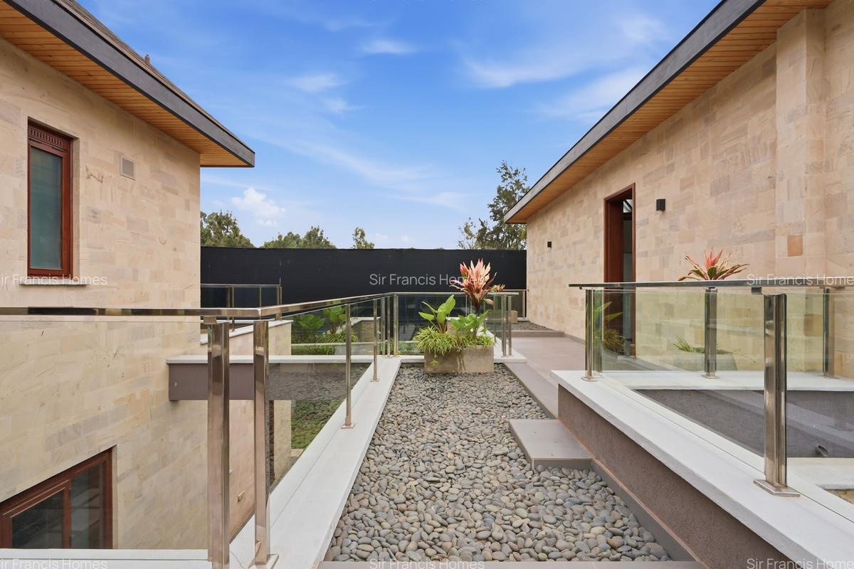 5 Bed House with En Suite in Runda - 11